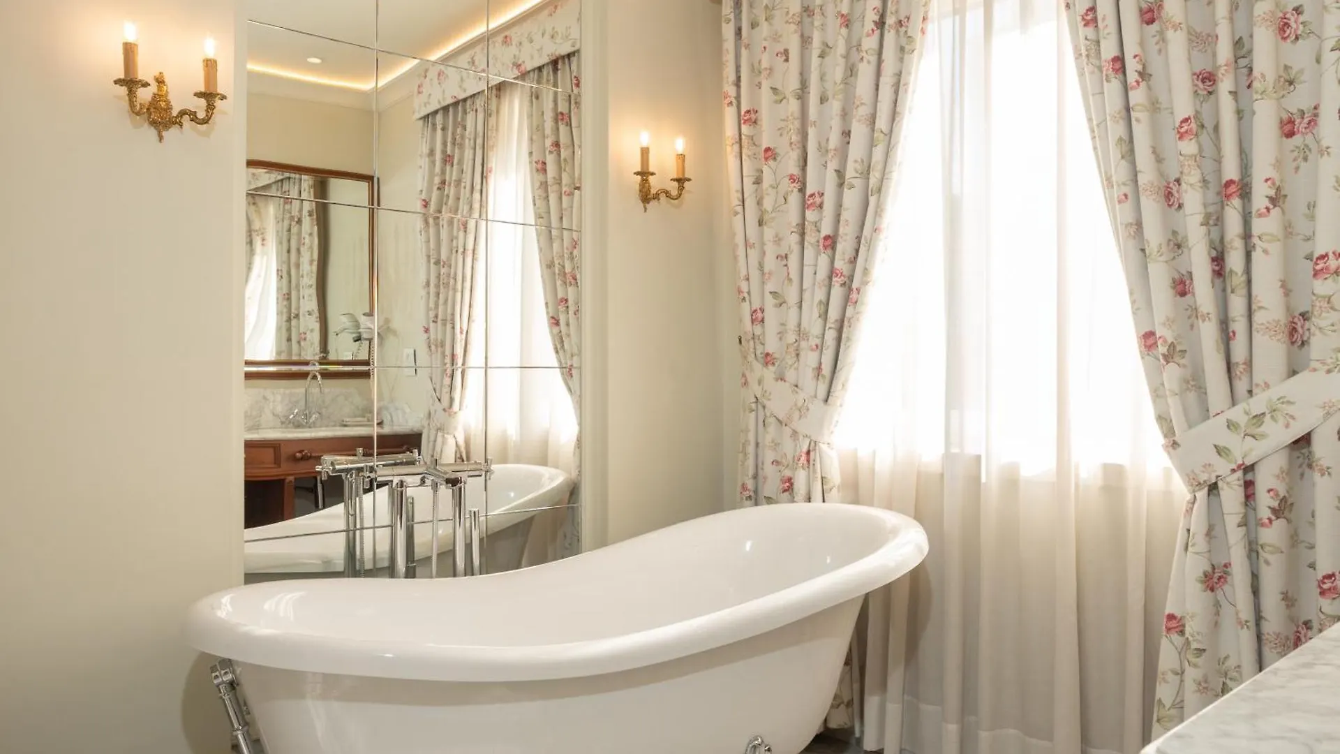 Ebel Boutique Hotel Tirana 4*,
