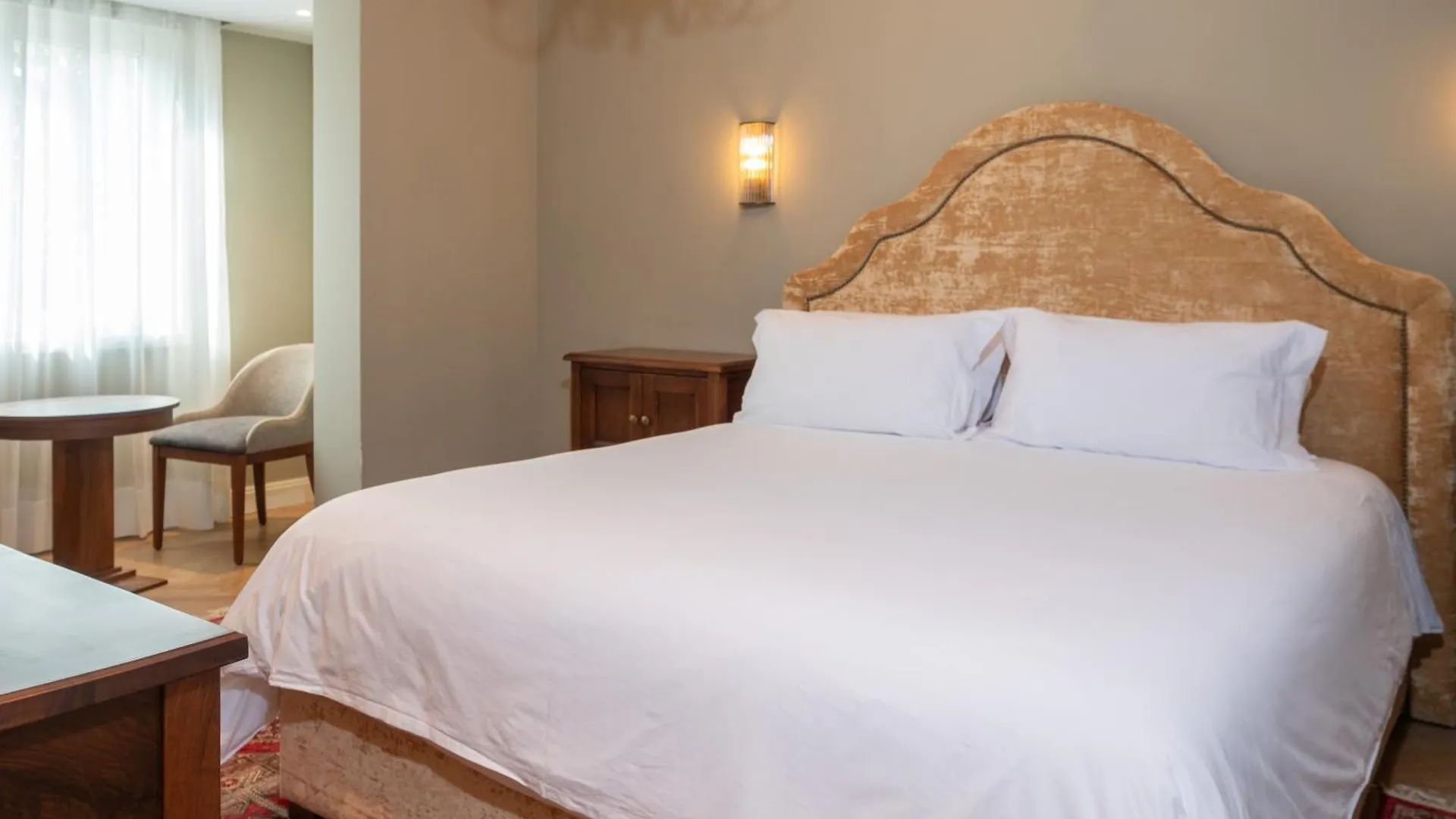 Ebel Boutique Hotel Tirana 4*,
